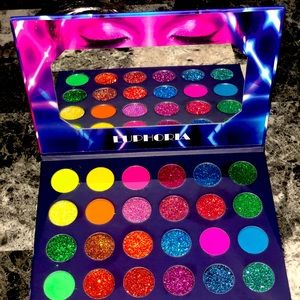 EUPHORIA 24 COLOR SHADOWS PALETTE